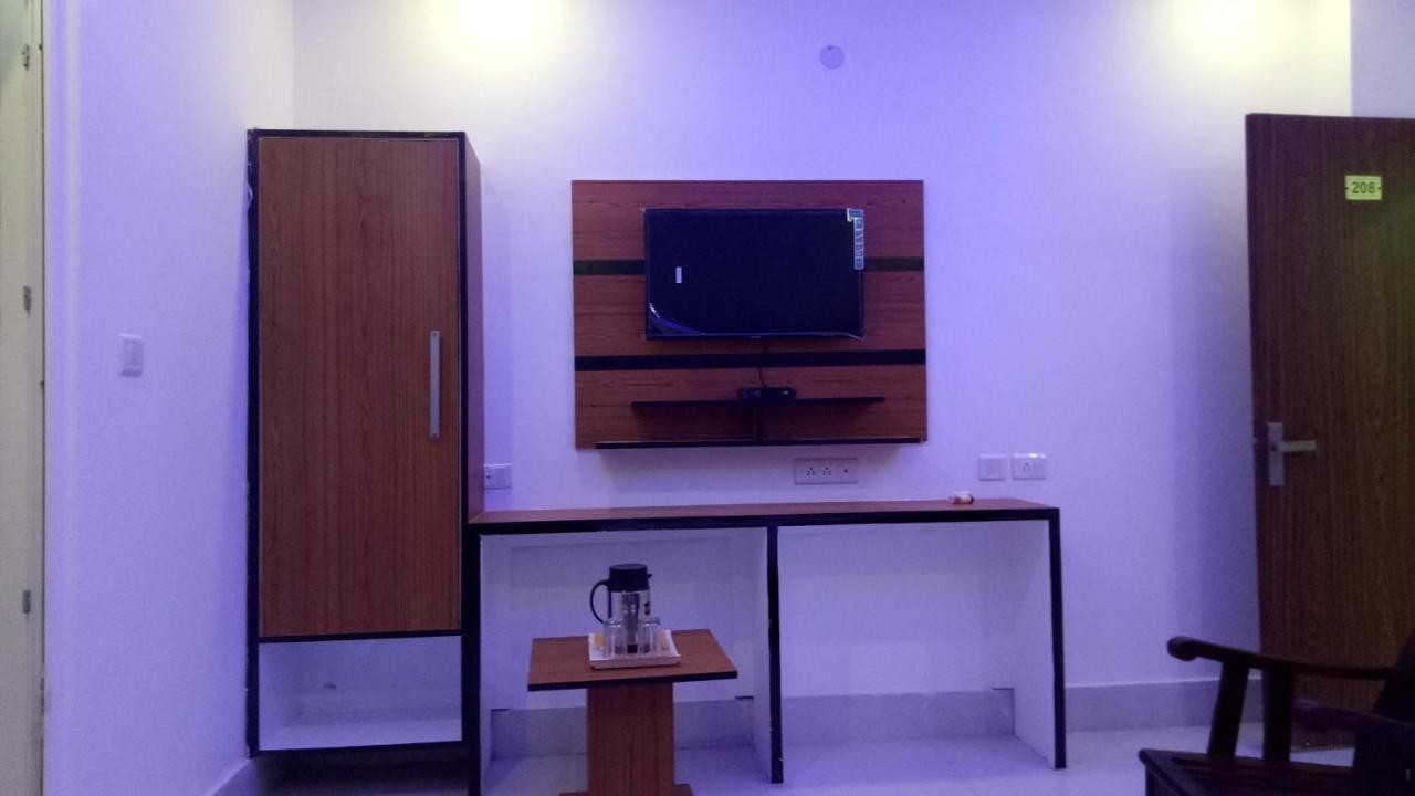 Capital O 13310 Noida Suites المظهر الخارجي الصورة